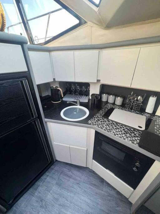 Yacht "X" - 44 Foot Modern Yacht On 5 Star Ocean Village Marina - Minutes Away From City Centre And Cruise Terminals, Free Parking ,Spa Package Available! サウサンプトン エクステリア 写真