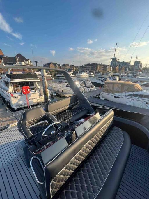 Yacht "X" - 44 Foot Modern Yacht On 5 Star Ocean Village Marina - Minutes Away From City Centre And Cruise Terminals, Free Parking ,Spa Package Available! サウサンプトン エクステリア 写真