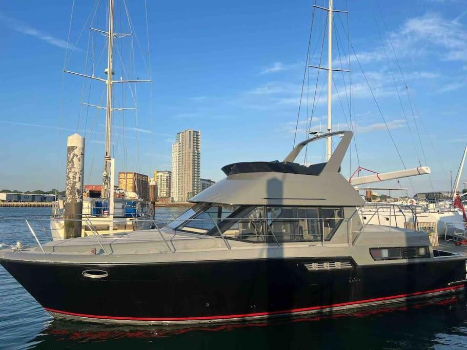 Yacht "X" - 44 Foot Modern Yacht On 5 Star Ocean Village Marina - Minutes Away From City Centre And Cruise Terminals, Free Parking ,Spa Package Available! サウサンプトン エクステリア 写真