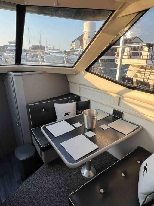 Yacht "X" - 44 Foot Modern Yacht On 5 Star Ocean Village Marina - Minutes Away From City Centre And Cruise Terminals, Free Parking ,Spa Package Available! サウサンプトン エクステリア 写真