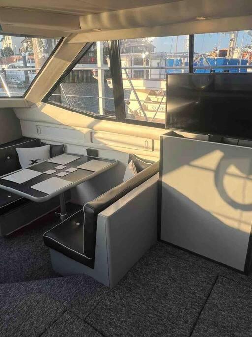 Yacht "X" - 44 Foot Modern Yacht On 5 Star Ocean Village Marina - Minutes Away From City Centre And Cruise Terminals, Free Parking ,Spa Package Available! サウサンプトン エクステリア 写真