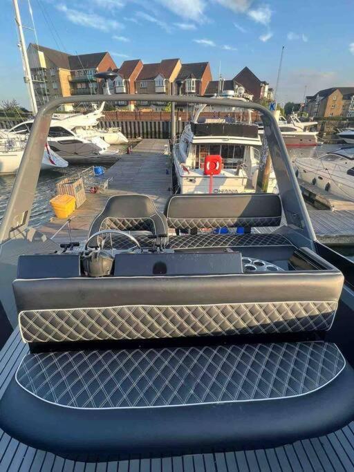 Yacht "X" - 44 Foot Modern Yacht On 5 Star Ocean Village Marina - Minutes Away From City Centre And Cruise Terminals, Free Parking ,Spa Package Available! サウサンプトン エクステリア 写真
