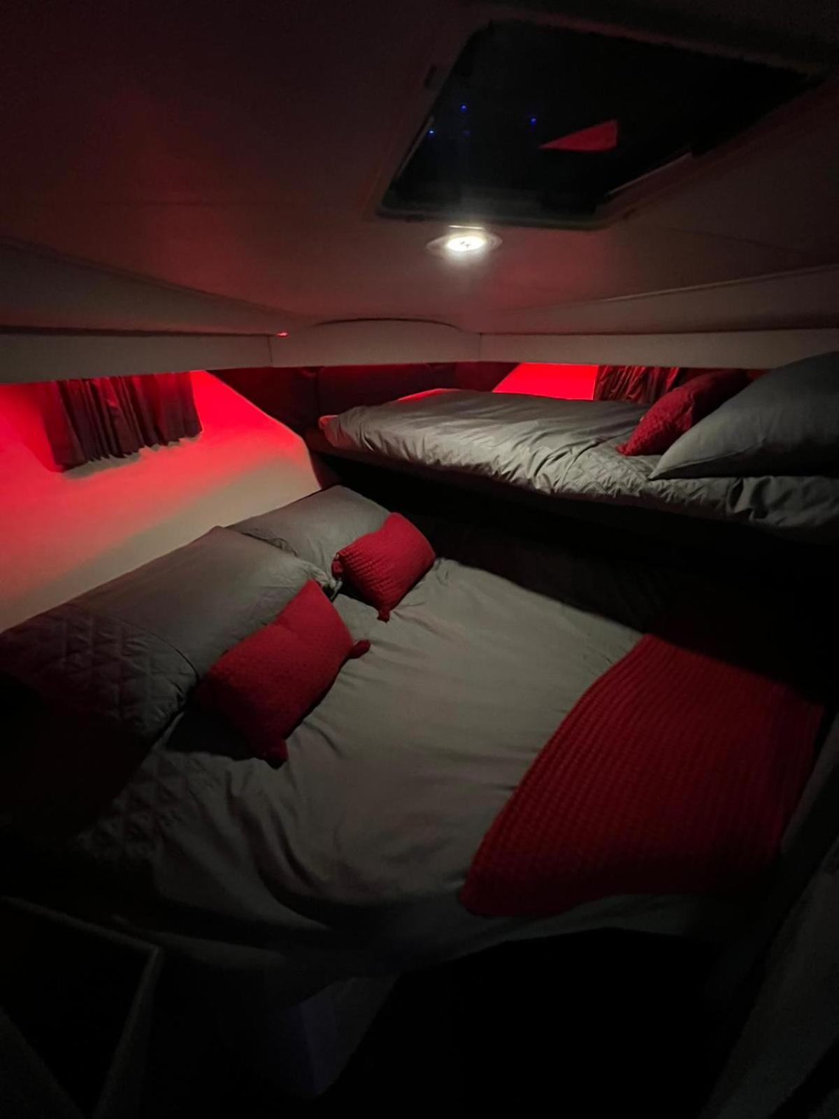Yacht "X" - 44 Foot Modern Yacht On 5 Star Ocean Village Marina - Minutes Away From City Centre And Cruise Terminals, Free Parking ,Spa Package Available! サウサンプトン エクステリア 写真