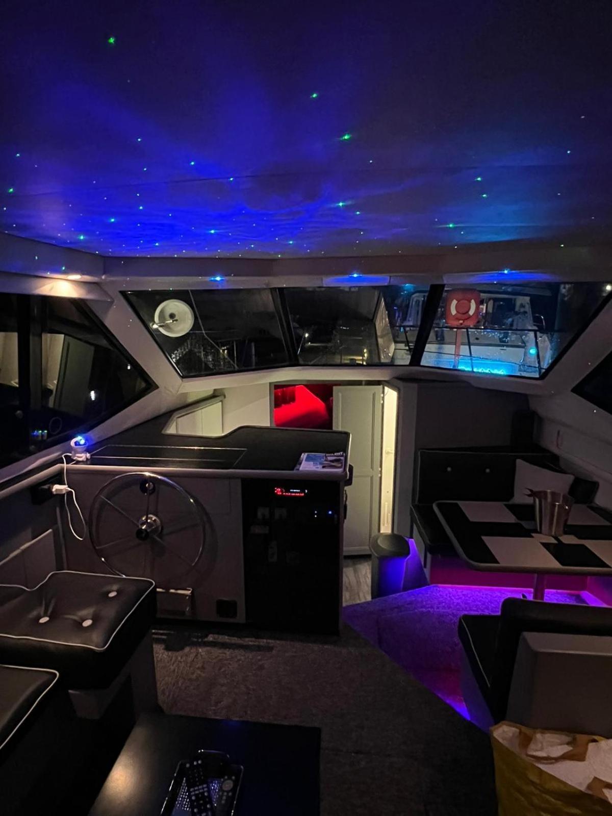Yacht "X" - 44 Foot Modern Yacht On 5 Star Ocean Village Marina - Minutes Away From City Centre And Cruise Terminals, Free Parking ,Spa Package Available! サウサンプトン エクステリア 写真