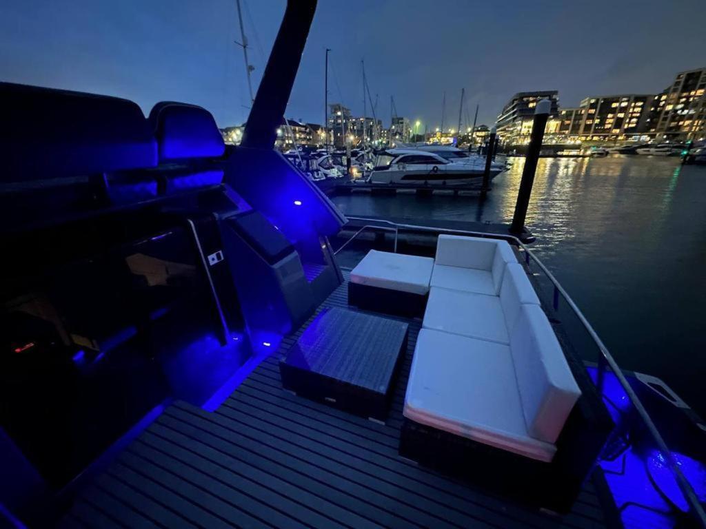Yacht "X" - 44 Foot Modern Yacht On 5 Star Ocean Village Marina - Minutes Away From City Centre And Cruise Terminals, Free Parking ,Spa Package Available! サウサンプトン エクステリア 写真