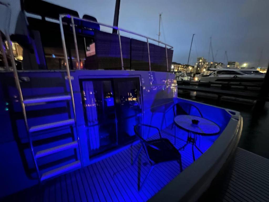 Yacht "X" - 44 Foot Modern Yacht On 5 Star Ocean Village Marina - Minutes Away From City Centre And Cruise Terminals, Free Parking ,Spa Package Available! サウサンプトン エクステリア 写真