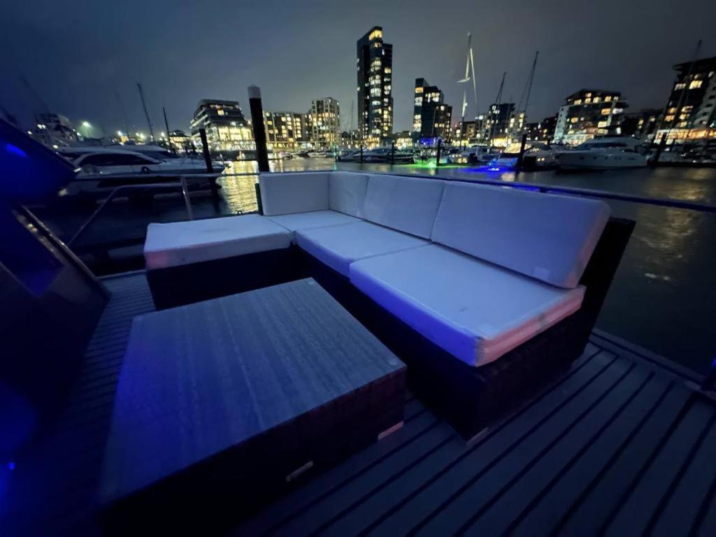 Yacht "X" - 44 Foot Modern Yacht On 5 Star Ocean Village Marina - Minutes Away From City Centre And Cruise Terminals, Free Parking ,Spa Package Available! サウサンプトン エクステリア 写真