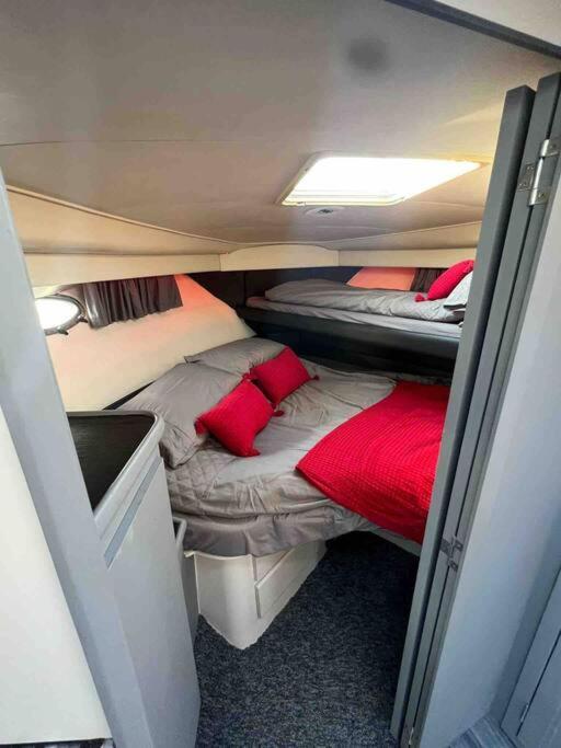 Yacht "X" - 44 Foot Modern Yacht On 5 Star Ocean Village Marina - Minutes Away From City Centre And Cruise Terminals, Free Parking ,Spa Package Available! サウサンプトン エクステリア 写真