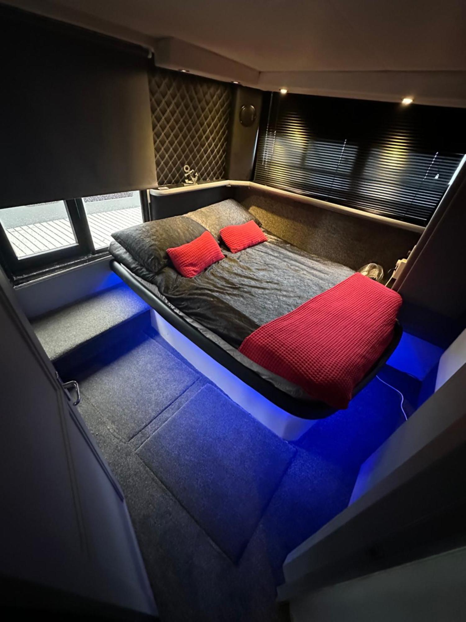 Yacht "X" - 44 Foot Modern Yacht On 5 Star Ocean Village Marina - Minutes Away From City Centre And Cruise Terminals, Free Parking ,Spa Package Available! サウサンプトン エクステリア 写真
