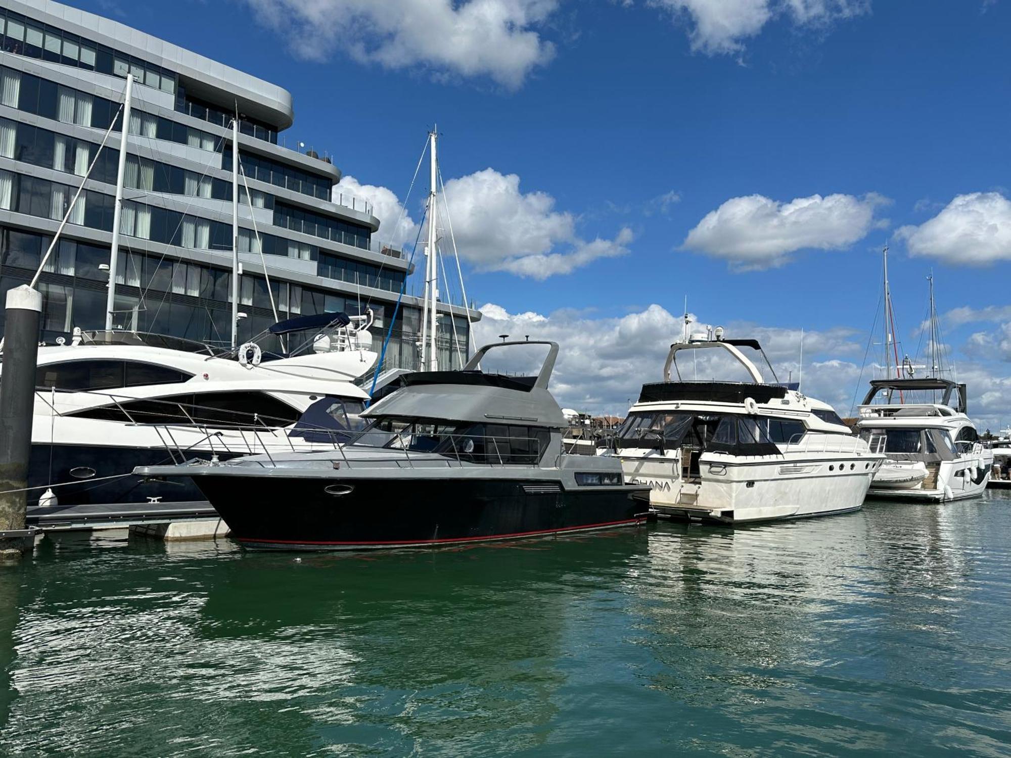 Yacht "X" - 44 Foot Modern Yacht On 5 Star Ocean Village Marina - Minutes Away From City Centre And Cruise Terminals, Free Parking ,Spa Package Available! サウサンプトン エクステリア 写真