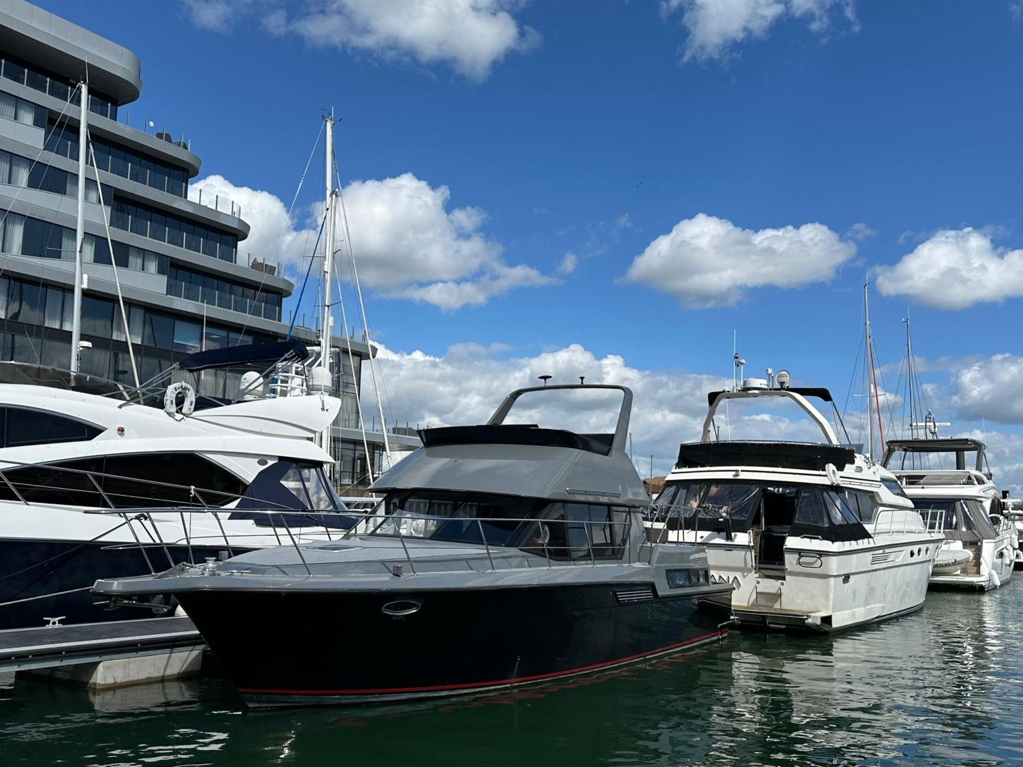 Yacht "X" - 44 Foot Modern Yacht On 5 Star Ocean Village Marina - Minutes Away From City Centre And Cruise Terminals, Free Parking ,Spa Package Available! サウサンプトン エクステリア 写真
