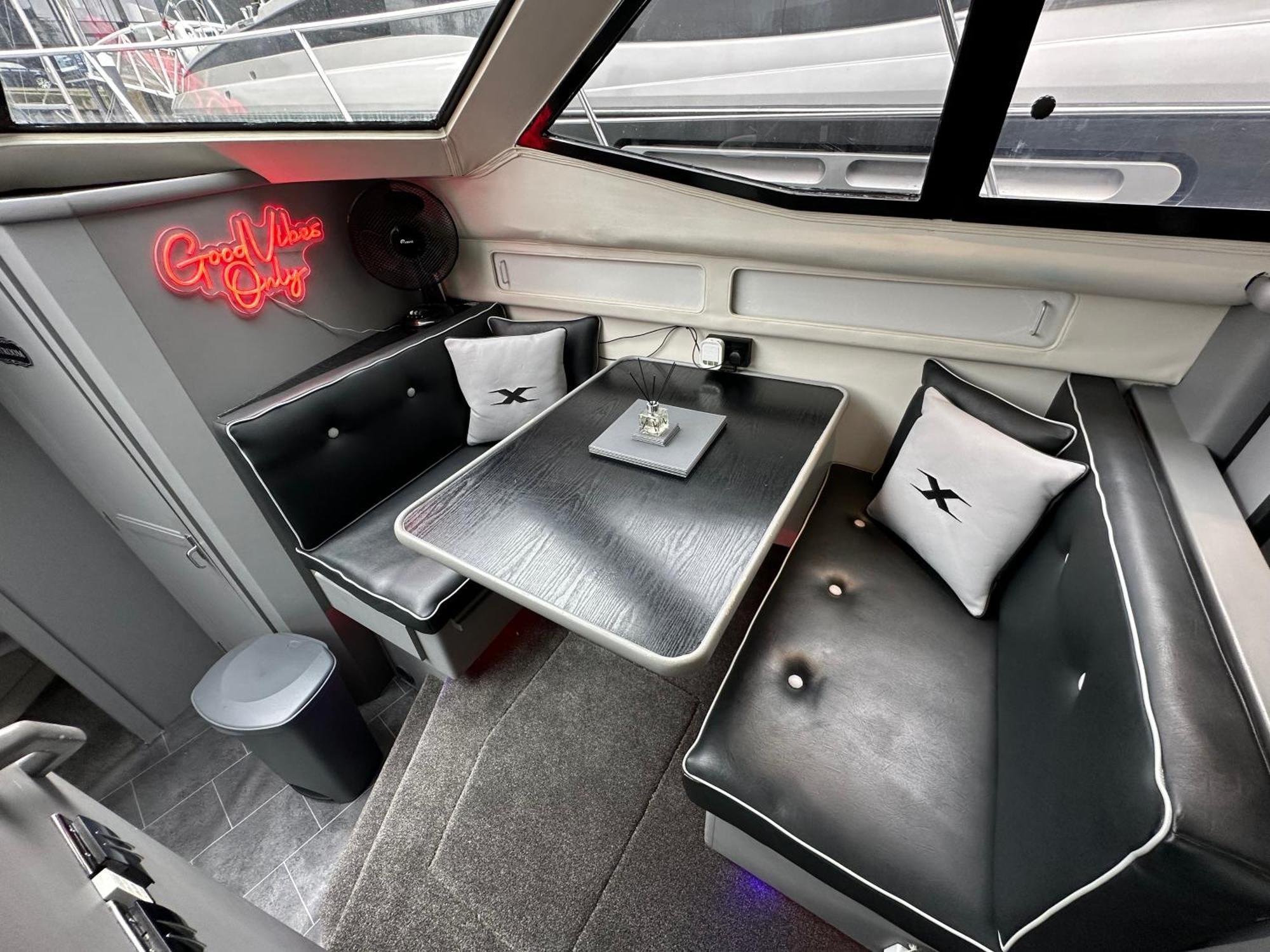 Yacht "X" - 44 Foot Modern Yacht On 5 Star Ocean Village Marina - Minutes Away From City Centre And Cruise Terminals, Free Parking ,Spa Package Available! サウサンプトン エクステリア 写真