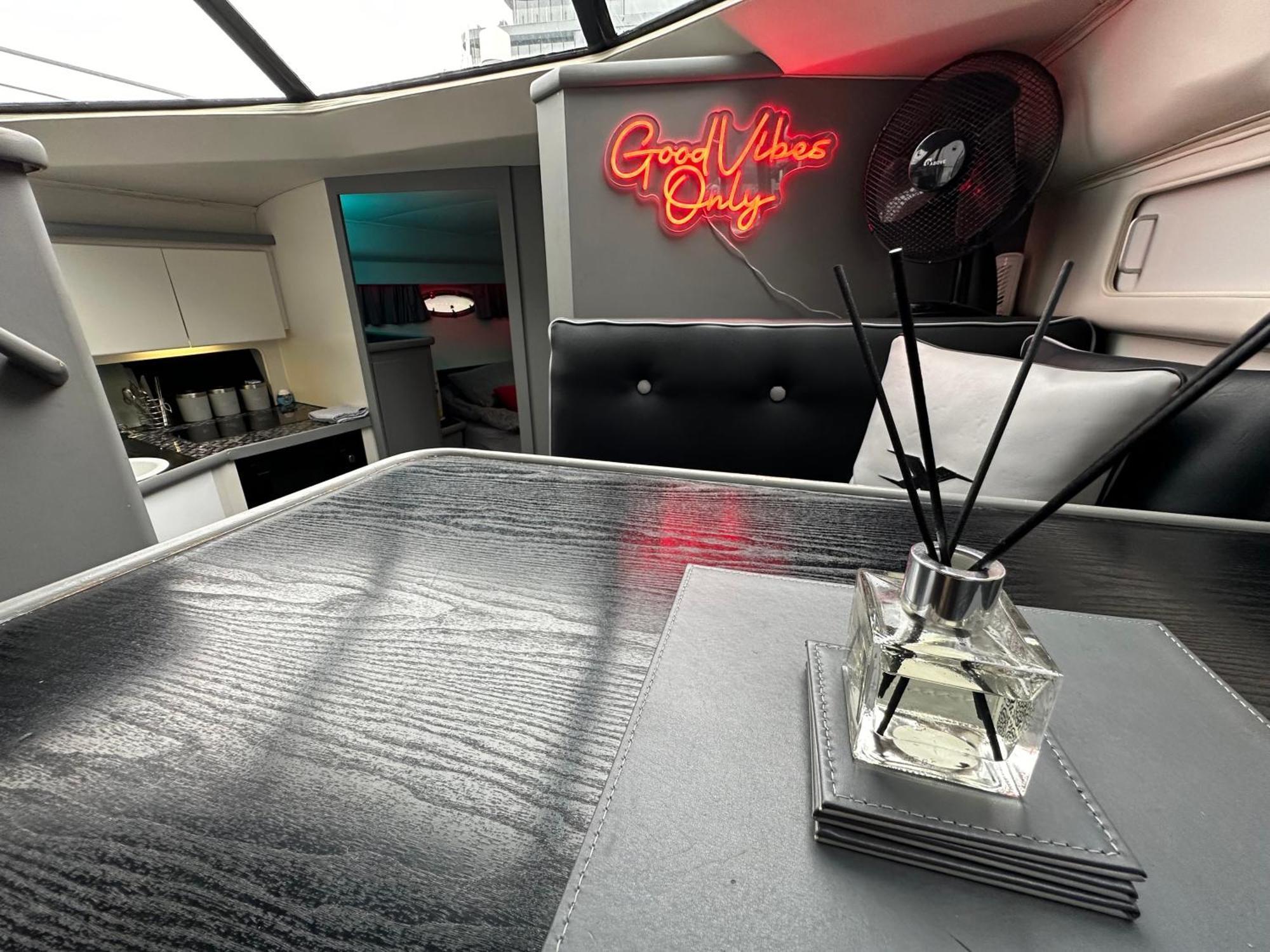 Yacht "X" - 44 Foot Modern Yacht On 5 Star Ocean Village Marina - Minutes Away From City Centre And Cruise Terminals, Free Parking ,Spa Package Available! サウサンプトン エクステリア 写真