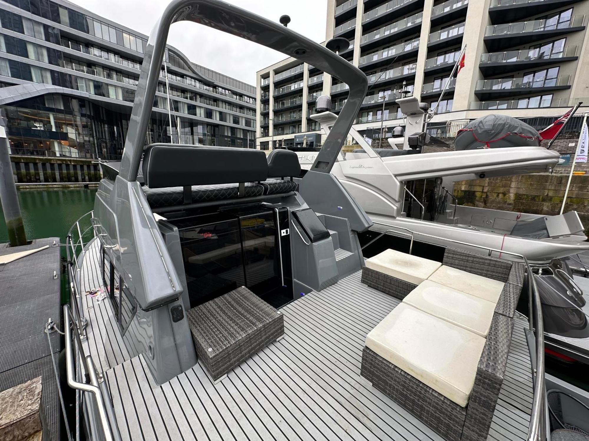 Yacht "X" - 44 Foot Modern Yacht On 5 Star Ocean Village Marina - Minutes Away From City Centre And Cruise Terminals, Free Parking ,Spa Package Available! サウサンプトン エクステリア 写真