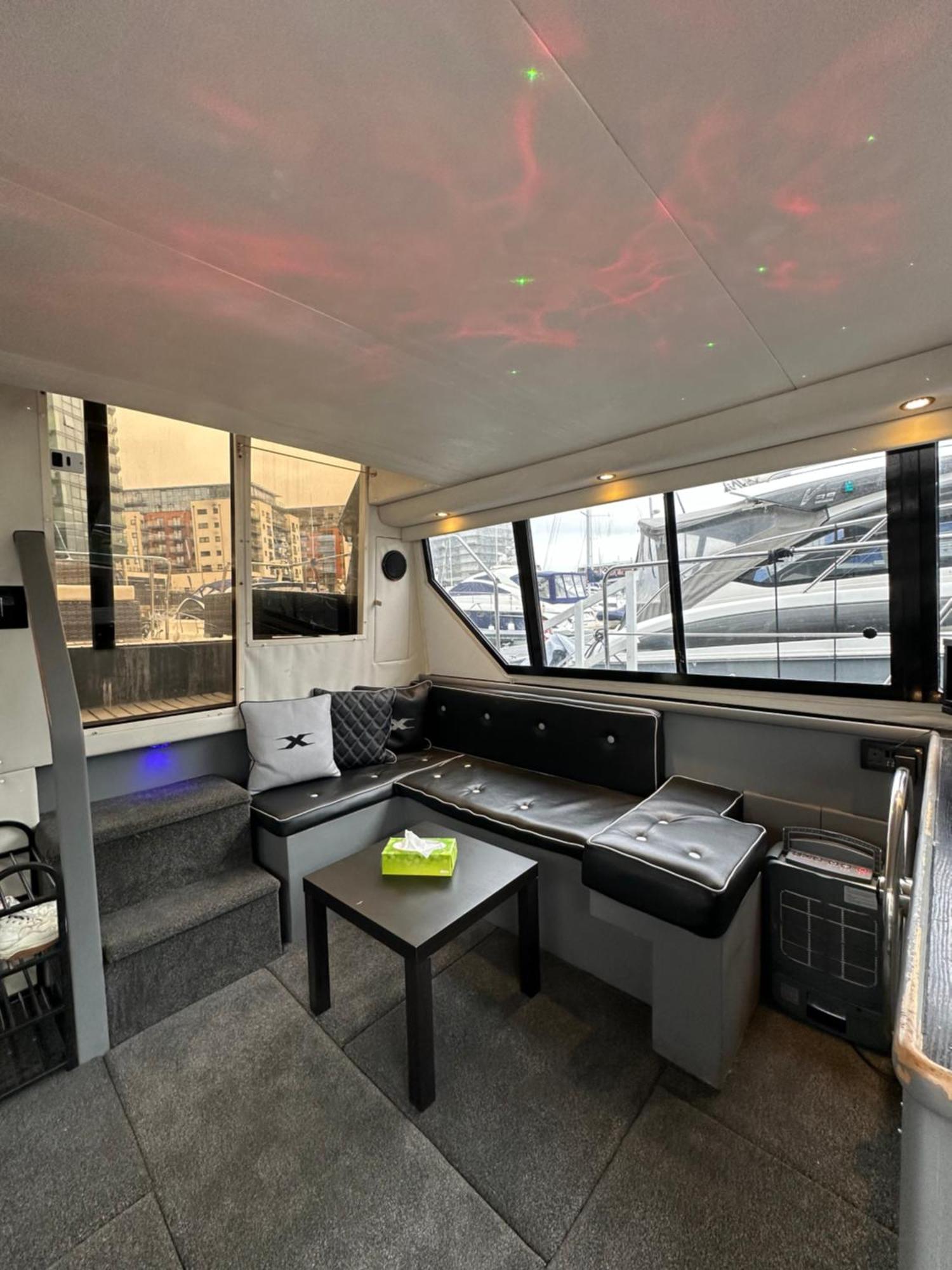 Yacht "X" - 44 Foot Modern Yacht On 5 Star Ocean Village Marina - Minutes Away From City Centre And Cruise Terminals, Free Parking ,Spa Package Available! サウサンプトン エクステリア 写真