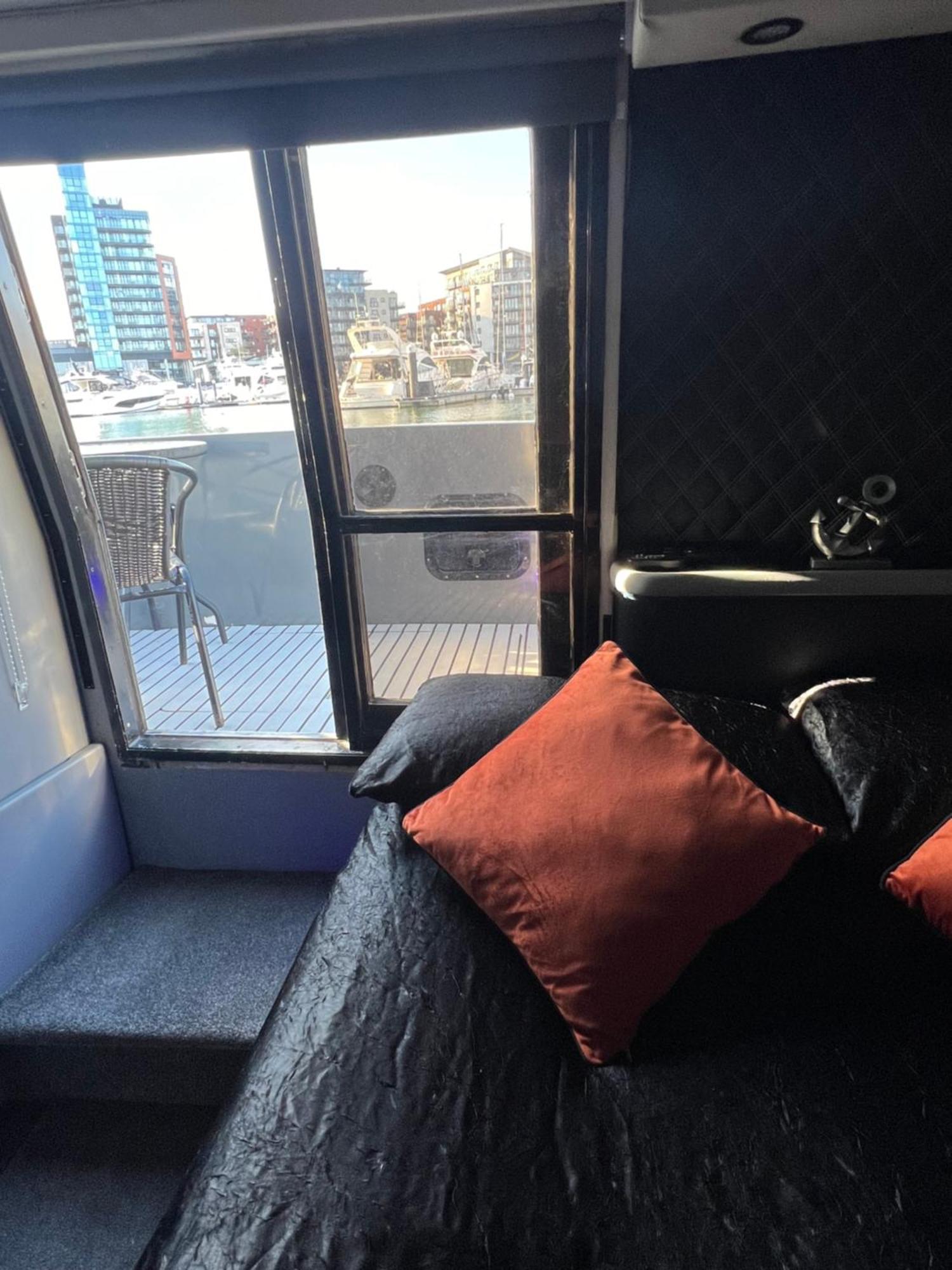 Yacht "X" - 44 Foot Modern Yacht On 5 Star Ocean Village Marina - Minutes Away From City Centre And Cruise Terminals, Free Parking ,Spa Package Available! サウサンプトン エクステリア 写真