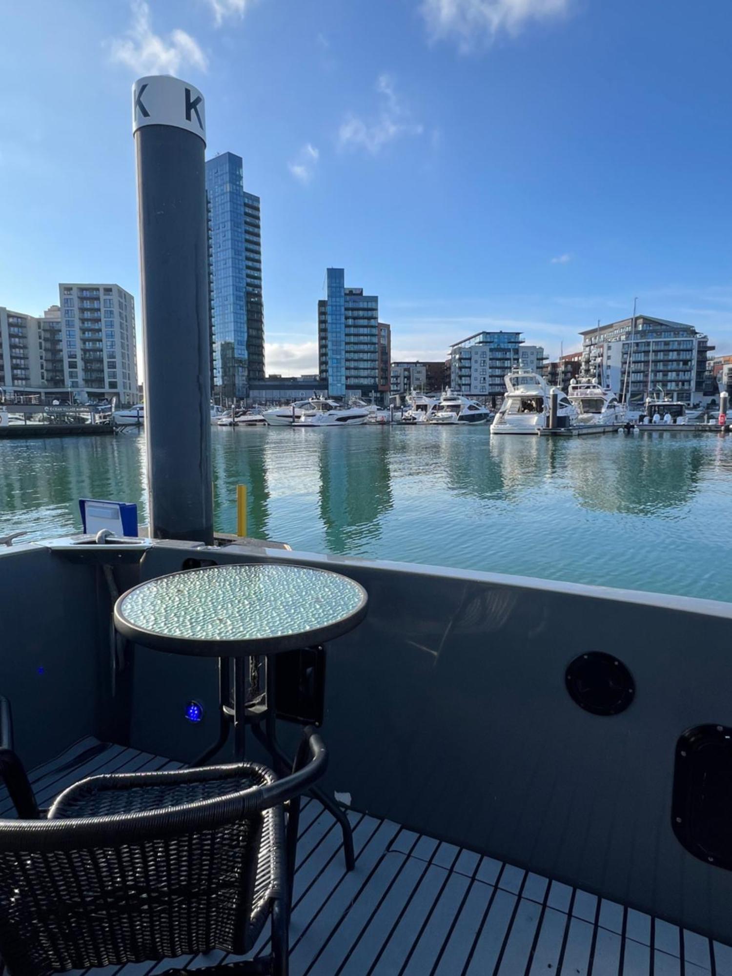 Yacht "X" - 44 Foot Modern Yacht On 5 Star Ocean Village Marina - Minutes Away From City Centre And Cruise Terminals, Free Parking ,Spa Package Available! サウサンプトン エクステリア 写真